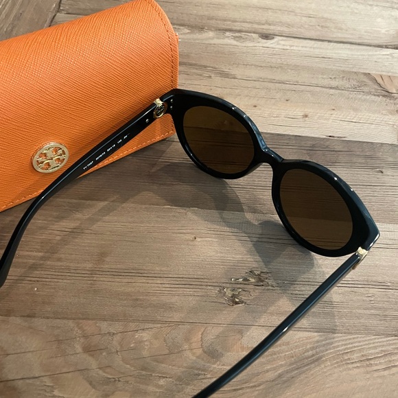 Tory Burch Sunglasses Dark Tortoise - Picture 2 of 8